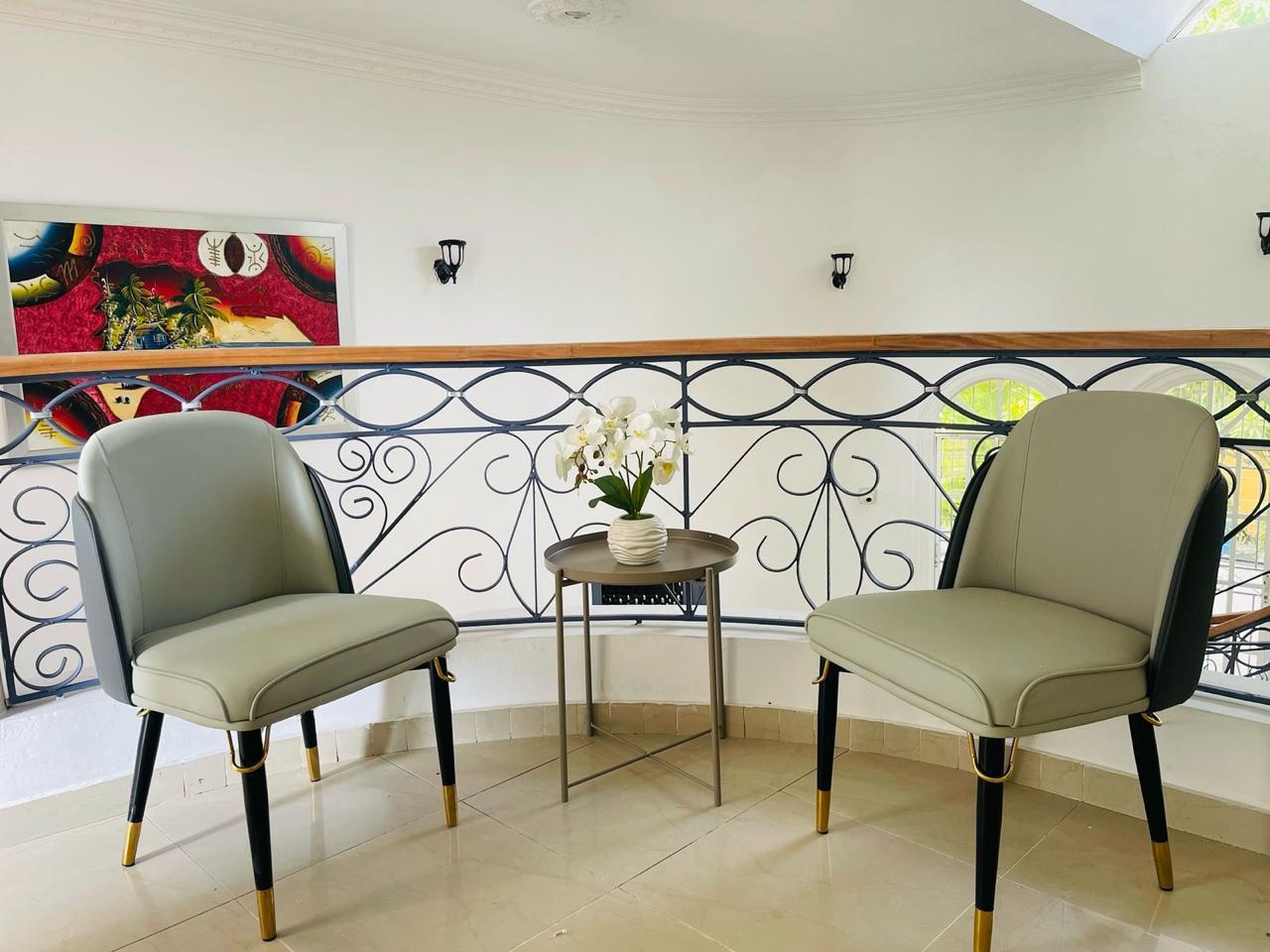 Área de descanso interior con balcón