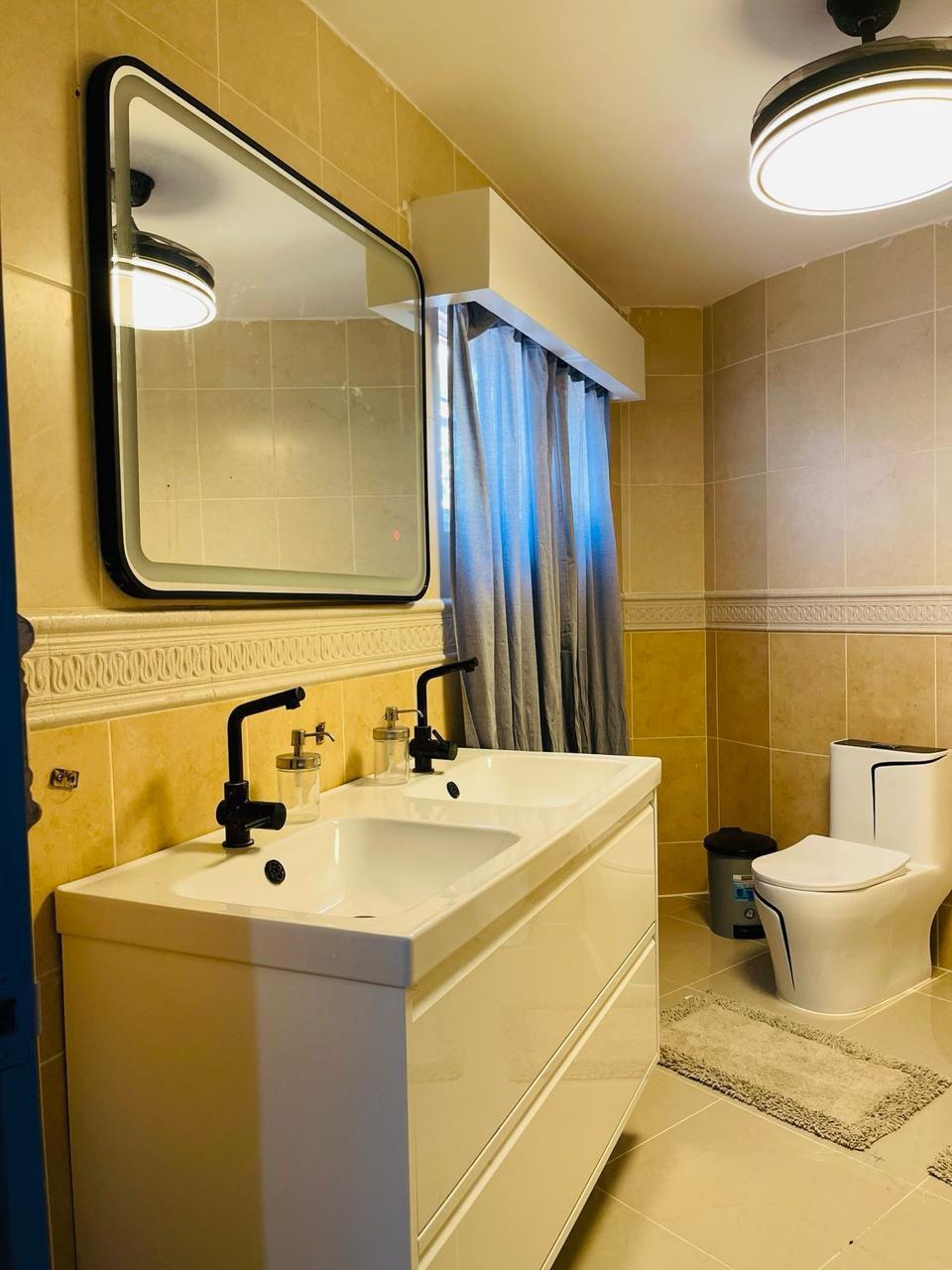 Baño amplio con doble lavamanos