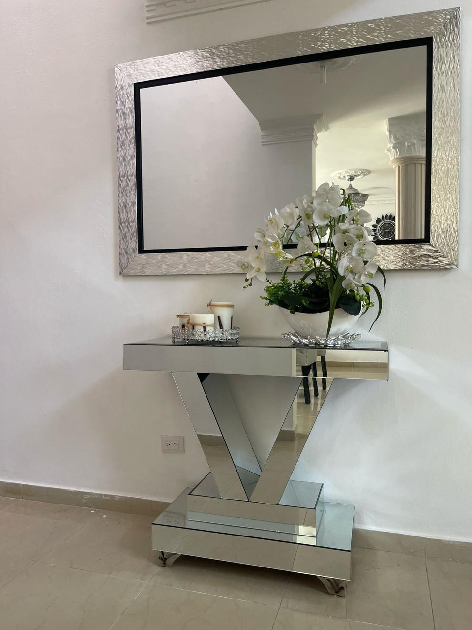 Consola decorativa con espejo y orquídeas