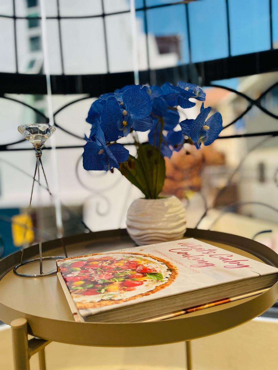 Detalle decorativo con flores y libro
